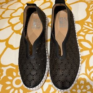 BUENO Women's Black Slip-On Shoes 38  or 7 1/2 EUC leather flats cut out design